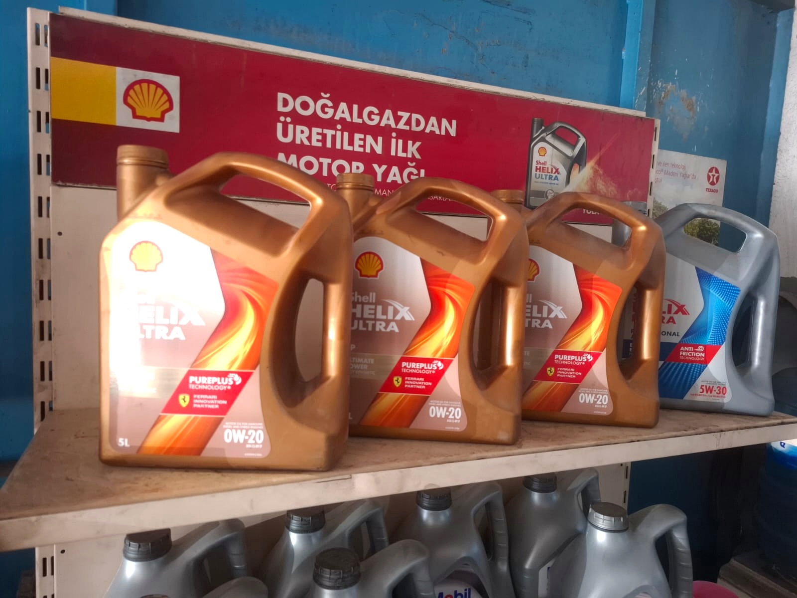 Shell Helix motor yağları servis rafı